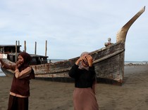 1746983158968-kapal-pengungsi-rohingya-di-pidie-aceh-jadi-daya-tarik-wisata-1746926493070_43