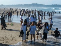 1747026396291-pantai-goa-langir-ramai-dikunjungi-wisatawan-saat-libur-waisak-1746968409815_43