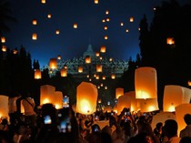 1747134369593-saat-ribuan-lampion-waisak-terangi-langit-candi-borobudur-1747106763550_43