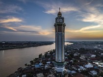 1748257581586-menikmati-senja-di-tepi-sungai-batanghari-jambi-berlatar-menara-gentala-arasy-1748221046754_43