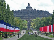 1748451990403-sambut-macron-borobudur-dihiasi-bendera-ri-dan-prancis-1748428349787_43