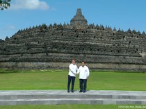 1748516784356-presiden-prabowo-subianto-dan-presiden-emmanuel-macron-di-borobudur-1748504143927_43