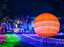 1749488748172-wahana-galactic-glow-saat-libur-idul-adha-1749470905019_43