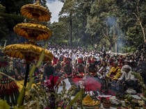 1750633513275-ngertakeun-bumi-lamba-momen-sakral-warga-dari-berbagai-suku-dan-agama-di-tangkuban-parahu-1750588063824_43
