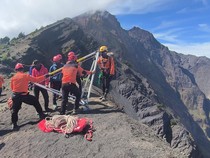 1750936014124-tim-sar-berupaya-mengevakuasi-turis-brazil-bernama-juliana-27-di-gunung-rinjani-senin-2362025-1750681400500_43