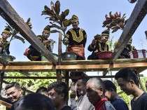 1750957549345-ribuan-warga-ikuti-tradisi-mandi-balimau-di-sungai-batang-merao-1750923957934_43
