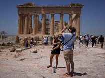 1751130348201-athena-kepanasan-turis-berlindung-di-tengah-suhu-ekstrem-1751079807865_43
