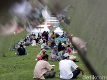 1751173575195-libur-panjang-lapangan-banteng-dipadati-pengunjung-1751103283585_43
