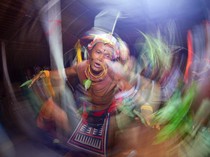 1751691968251-bikin-merinding-ritual-turuk-laggai-sikerei-mentawai-demi-penyembuhan-1751677573589_43