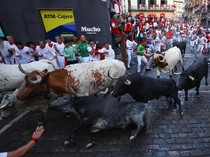 1752037612080-tradisi-san-fermin-kejar-kejaran-seru-dengan-banteng-di-spanyol-1751960277889_43