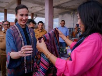 1752145790618-menteri-pariwisata-dan-ekonomi-kreatif-widiyanti-putri-wardhana-saat-di-kunjungan-di-kaldera-toba-rabu-9102025-1752125859774_43