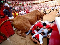 1752599133915-tradisi-ekstrem-san-fermin-di-spanyol-bikin-turis-deg-degan-1752561043221_43