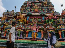 1752642410383-menelusuri-kuil-hindu-terbesar-di-indonesia-spot-religi-baru-di-kalideres-1752568384535_43