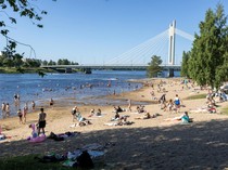 1752728777550-sungai-kemijoki-jadi-pelarian-warga-finlandia-saat-cuaca-panas-1752662112877_43
