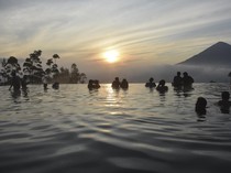 1752728784508-nikmatnya-berendam-air-hangat-saat-sunrise-di-tepas-papandayan-garut-1752651000019_43