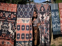 1753333581130-kemilau-tenun-ikat-sumba-warisan-budaya-bernilai-puluhan-juta-rupiah-1753285173882_43