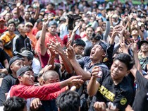 1754715900471-berebut-apem-tradisi-yaqowiyu-di-klaten-bikin-warga-tumpah-ruah-1754647607101_43