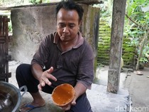 1754845505451-pak-zakir-memanen-nira-pemanis-alami-dari-pohon-aren-sebagai-bahan-baku-gula-aren-di-desa-apirai-batulayar-lombok-barat-ntb-1754665101167_43