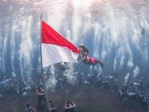 1755451190927-sherly-tjoanda-kibarkan-bendera-di-bawah-laut-maluku-1755413653883_43
