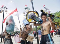 1755451439207-serunya-panjat-pinang-di-ancol-meriahkan-hari-kemerdekaan-1755426278143_43