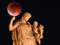 1757330797487-gerhana-bulan-total-di-patung-ikonik-dewi-irene-di-athena-yunani-pada-7-september-2025-1757309454129_43