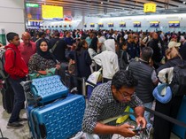 1758518508399-saat-gangguan-siber-lumpuhkan-bandara-heathrow-penumpang-antre-mengular-1758509348285_43