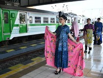 1759426034369-stasiun-ka-madiun-jadi-panggung-peragaan-busana-batik-di-hari-batik-nasional-1759382768111_43