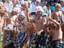 1759814562116-tradisi-aci-tabuh-rah-pengangon-warga-bali-rayakan-perang-ketupat-di-badung-1759750400902_43