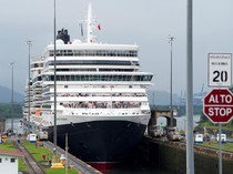 1760095424177-transit-kapal-pesiar-dimulai-kanal-panama-kembali-hidup-1760068944243_43