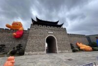 1761369570617-di-tepi-sungai-yangtze-sekitar-350-km-dari-shanghai-berdiri-sebuah-kota-tua-yang-kini-menjadi-magnet-wisata-baru-di-tiongkok-t-1761199766802_43