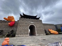 1761369570617-di-tepi-sungai-yangtze-sekitar-350-km-dari-shanghai-berdiri-sebuah-kota-tua-yang-kini-menjadi-magnet-wisata-baru-di-tiongkok-t-1761199766802_43
