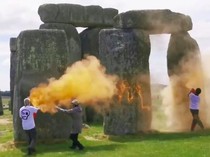 1761369607441-dua-aktivis-semprot-cat-bubuk-ke-stonehenge_43
