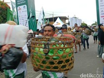 1761456097376-puluhan-porter-tengah-bersiap-di-garis-start-untuk-mengikuti-porter-challenge-di-sembalun-montain-festival-lombok-timur-sabtu--1761392824612_43
