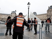 1761456167872-museum-louvre-ditutup-sementara-usai-pencurian-permata-gegerkan-paris-1760954746117_43