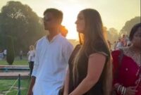 1761477691419-turis-jadi-objek-wisata-di-taj-mahal-india-1761453408248_43