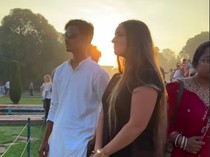 1761477691419-turis-jadi-objek-wisata-di-taj-mahal-india-1761453408248_43