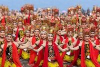 1761477755995-1300-penari-kolosal-warnai-festival-gandrung-sewu-2025-di-banyuwangi-1761447577373_43