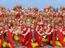 1761477755995-1300-penari-kolosal-warnai-festival-gandrung-sewu-2025-di-banyuwangi-1761447577373_43