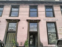 1761499406797-toko-merah-di-kota-tua-jakarta-barat-1761476740696_43