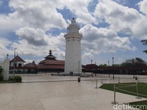 1761542555250-reruntuhan-keraton-surosowan-2_43