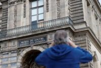 1761628901200-lokasi-pembobolan-louvre-jadi-daya-tarik-wisata-baru-di-paris-1761024845845_43