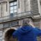 1761628901200-lokasi-pembobolan-louvre-jadi-daya-tarik-wisata-baru-di-paris-1761024845845_43