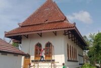 1761628969679-perbaikan-cungkup-makam-ronggowarsito-di-palar-klaten-senin-27102025-1761550951321_43