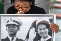 1761628996308-salah-satu-pelayat-tak-kuasa-menahan-air-mata-saat-memberikan-penghormatan-terakhir-untuk-ibu-suri-sirikit-di-rumah-sakit-chul-1761379916882_43