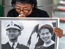 1761628996308-salah-satu-pelayat-tak-kuasa-menahan-air-mata-saat-memberikan-penghormatan-terakhir-untuk-ibu-suri-sirikit-di-rumah-sakit-chul-1761379916882_43