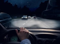 1761650733292-ilustrasi-berkendara-malam-hari_43
