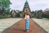 1761650780655-ilustrasi-traveler-mengenakan-sarung-1761632586312_43