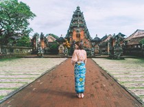1761650780655-ilustrasi-traveler-mengenakan-sarung-1761632586312_43