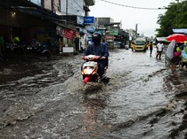 1761715283386-kondisi-kawasan-pasar-panorama-lembang-yang-banjir-usai-hujan-deras-1761370988325_43