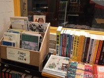 1761715454261-post-a-living-room-press-toko-buku-indie-di-pasar-santa-jaksel-1761647013457_43